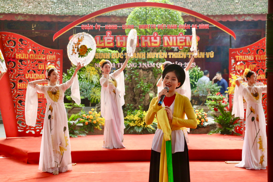 Văn nghệ chào mừng Lễ hội kỷ niệm ngày sinh Đức thánh Huyền Thiên Trấn Vũ.