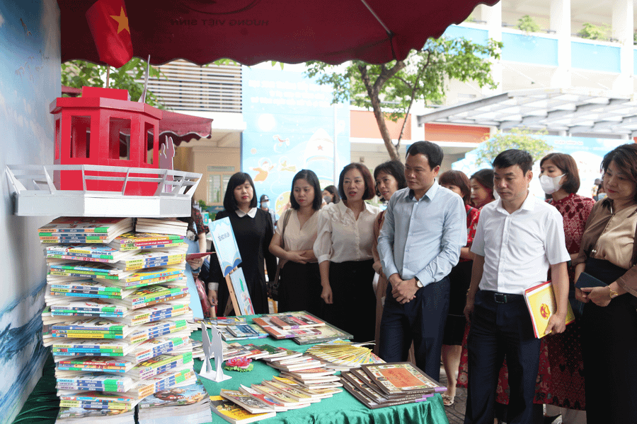 Đại biểu thăm quan gian trưng bày sách.