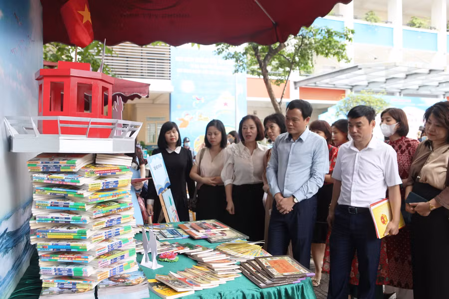 Đại biểu thăm quan gian trưng bày sách.