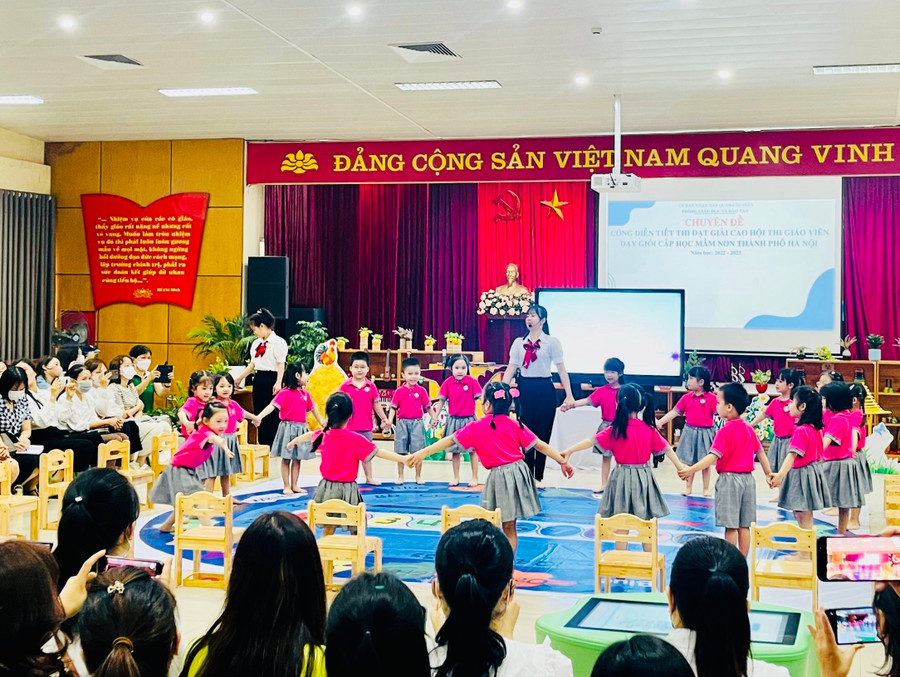 Cô Nguyễn Minh Thúy tạo không khí sôi nổi trong giờ học.