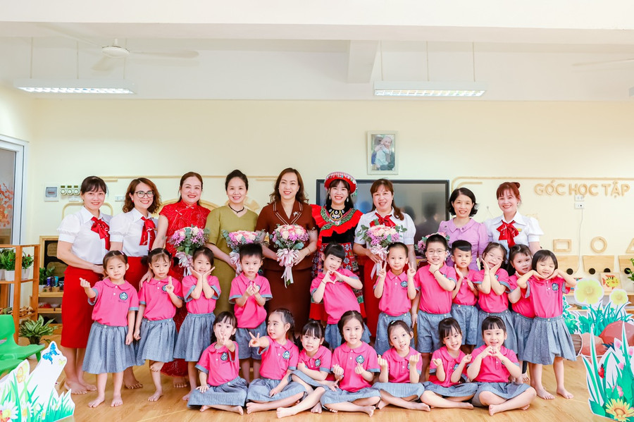 Cô Nguyễn Minh Thúy diện trang phục dân tộc H.Mông để học sinh được trải nghiệm thực tế.