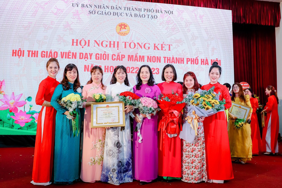 Cô Vũ Ngọc Dự - Hiệu trưởng trường Mầm non Ánh Sao (thứ 3 từ trái sang phải) chúc mừng cô Nguyễn Minh Thúy nhận Giấy khen của Sở GD&amp;ĐT Hà Nội.