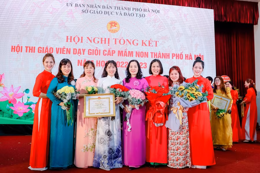 Cô Vũ Ngọc Dự - Hiệu trưởng trường Mầm non Ánh Sao (thứ 3 từ trái sang phải) chúc mừng cô Nguyễn Minh Thúy nhận Giấy khen của Sở GD&amp;ĐT Hà Nội.