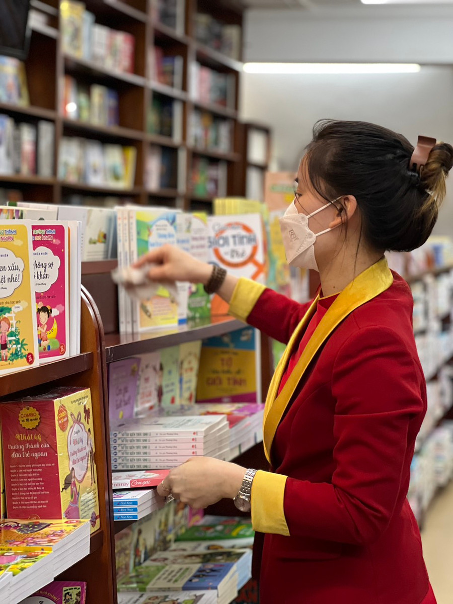 Nhân viên Trung tâm Sách và Thiết bị Giáo dục ADCBook. Nhân viên Trung tâm Sách và Thiết bị Giáo dục ADCBook.