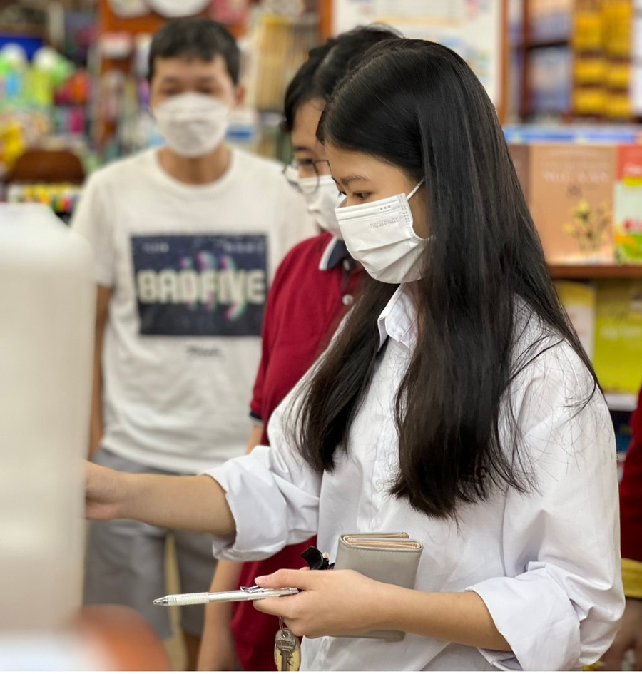 Nhân viên và khách hàng tại Trung tâm Sách và Thiết bị Giáo dục ADCBook thực hiện đeo khẩu trang. Nhân viên và khách hàng tại Trung tâm Sách và Thiết bị Giáo dục ADCBook thực hiện đeo khẩu trang.