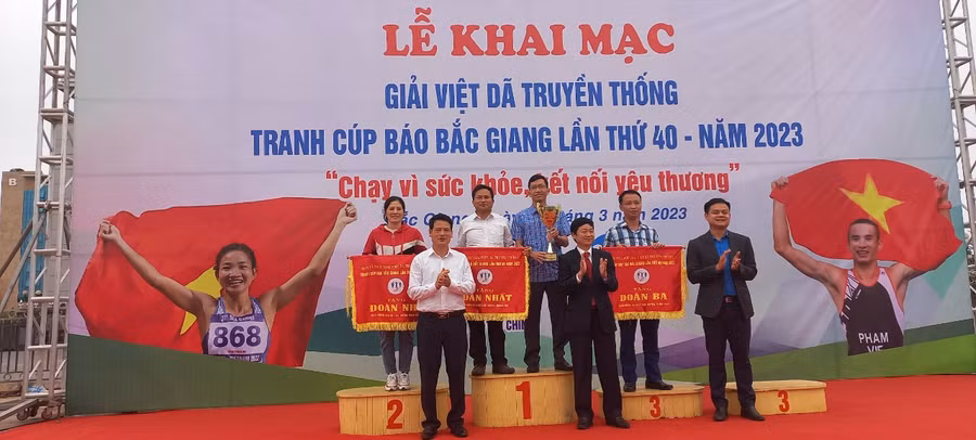 Ban tổ chức trao giải cho các đơn vị đạt giải.