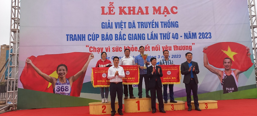 Ban tổ chức trao giải cho các đơn vị đạt giải. Ban tổ chức trao giải cho các đơn vị đạt giải.