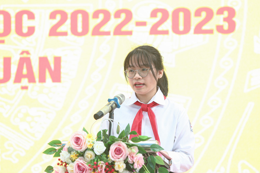 Em Nguyễn Thùy Anh lớp 8A8 trường THCS Phan Chu Trinh bày tỏ quyết tâm học tốt để hưởng ứng phong trào. Em Nguyễn Thùy Anh lớp 8A8 trường THCS Phan Chu Trinh bày tỏ quyết tâm học tốt để hưởng ứng phong trào.