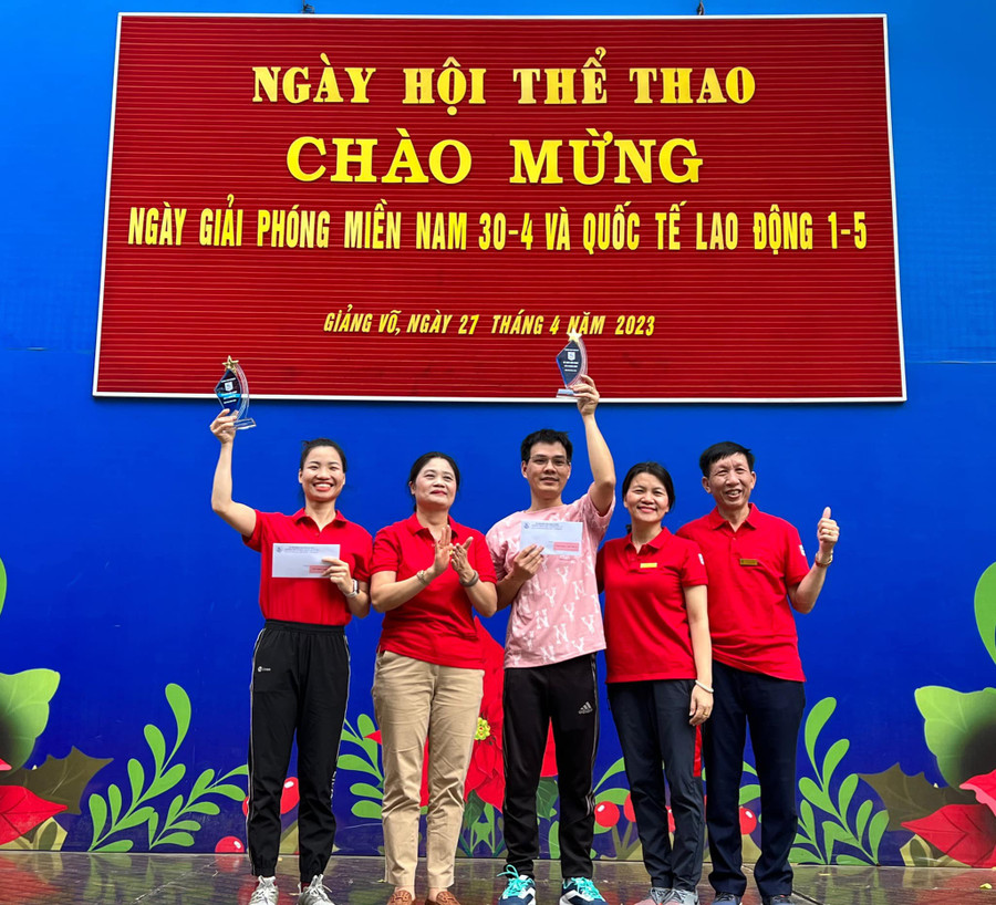 Ban giám hiệu trường THCS Giảng Võ trao thưởng cho giáo viên đạt thành tích cao tại ngày hội thể thao. Ban giám hiệu trường THCS Giảng Võ trao thưởng cho giáo viên đạt thành tích cao tại ngày hội thể thao.