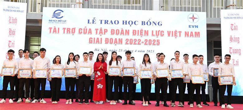 Bà Phan Thị Hồng Hạnh trao học bổng tài trợ của Tập đoàn Điện lực Việt Nam giai đoạn 2022-2025 cho sinh viên. Bà Phan Thị Hồng Hạnh trao học bổng tài trợ của Tập đoàn Điện lực Việt Nam giai đoạn 2022-2025 cho sinh viên.