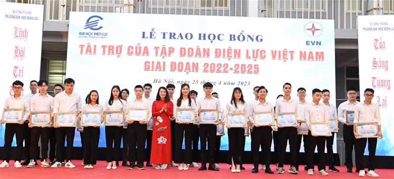 Bà Phan Thị Hồng Hạnh trao học bổng tài trợ của Tập đoàn Điện lực Việt Nam giai đoạn 2022-2025 cho sinh viên.
