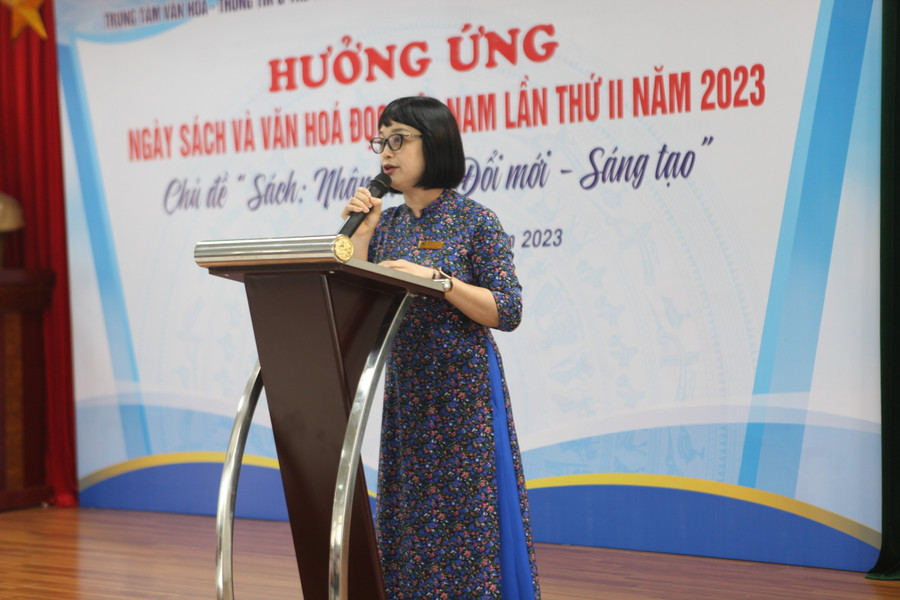 Cô Ngô Phi Khanh, Hiệu trưởng Trường Tiểu học Trung Tự phát biểu.