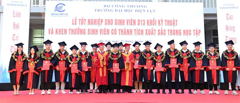 PGS.TS Đinh Văn Châu - Quyền Hiệu trưởng trường Đại học Điện lực cùng lãnh đạo Khoa Cơ khí và Động lực trao bằng tốt nghiệp cho sinh viên. PGS.TS Đinh Văn Châu - Quyền Hiệu trưởng trường Đại học Điện lực cùng lãnh đạo Khoa Cơ khí và Động lực trao bằng tốt nghiệp cho sinh viên.