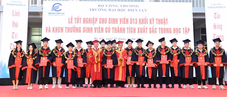 PGS.TS Đinh Văn Châu - Quyền Hiệu trưởng trường Đại học Điện lực cùng lãnh đạo Khoa Cơ khí và Động lực trao bằng tốt nghiệp cho sinh viên.