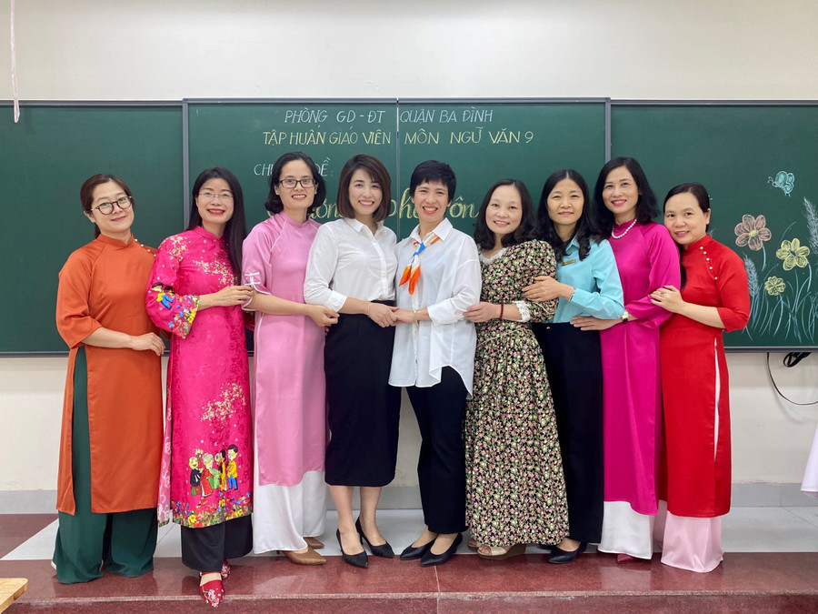 Giáo viên sôi nổi chia sẻ, trao đổi những bí quyết giúp học sinh lớp 9 vững kiến thức môn Ngữ văn. Giáo viên sôi nổi chia sẻ, trao đổi những bí quyết giúp học sinh lớp 9 vững kiến thức môn Ngữ văn.