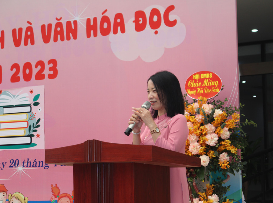 Cô Lê Thị Nhuần - Phó Hiệu trưởng trường Tiểu học Đông Ngạc phát biểu.