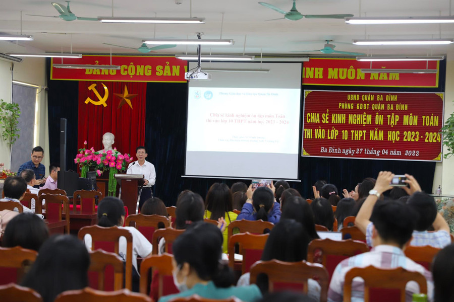 Quang cảnh buổi sinh hoạt chia sẻ kinh nghiệm ôn tập môn Toán cho học sinh lớp 9.