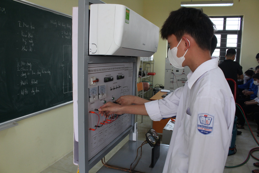 Cùng với ôn tập, học sinh lớp Trung tâm GDNN - GDTX Lục Ngạn được định hướng nghề nghiệp từ rất sớm.