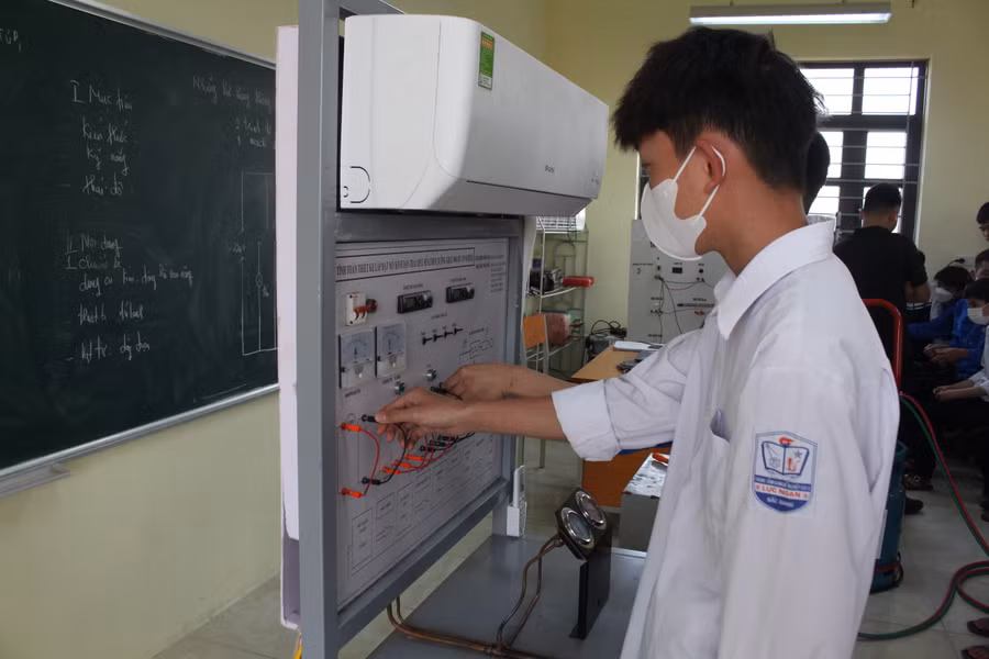 Cùng với ôn tập, học sinh lớp Trung tâm GDNN - GDTX Lục Ngạn được định hướng nghề nghiệp từ rất sớm.