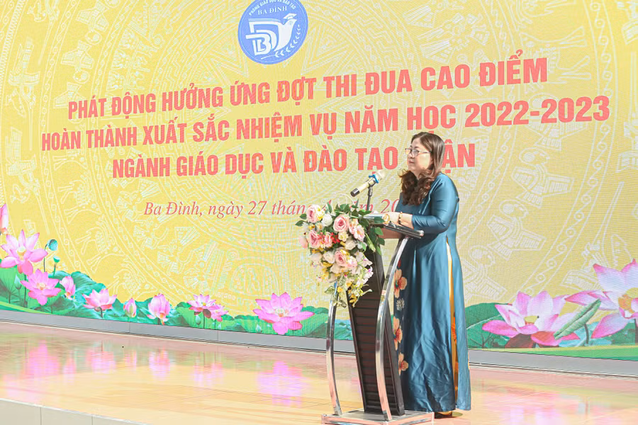 Bà Trần Thị Vinh - Phó trưởng phòng GD&ĐT quận Ba Đình phát động hưởng ứng thi đua. Bà Trần Thị Vinh - Phó trưởng phòng GD&ĐT quận Ba Đình phát động hưởng ứng thi đua.
