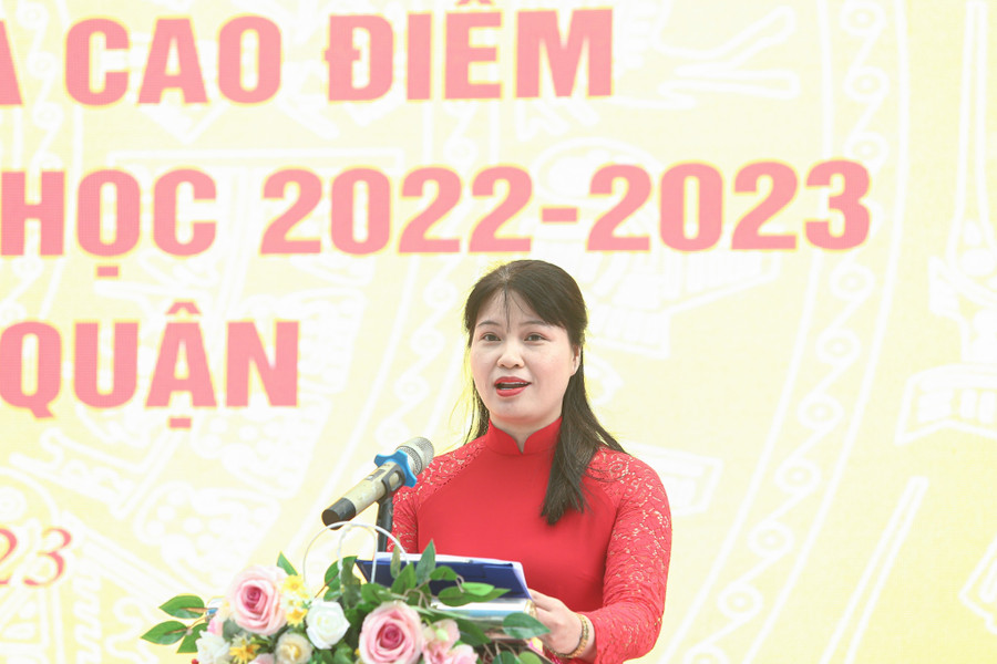 Cô Lê Hoàn Châu - Hiệu trưởng trường THCS Nguyễn Trãi. Cô Lê Hoàn Châu - Hiệu trưởng trường THCS Nguyễn Trãi.