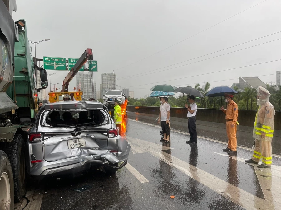 Hiện trường vụ tai nạn giao thông trên đường Vành đai 3 sáng 29/4.