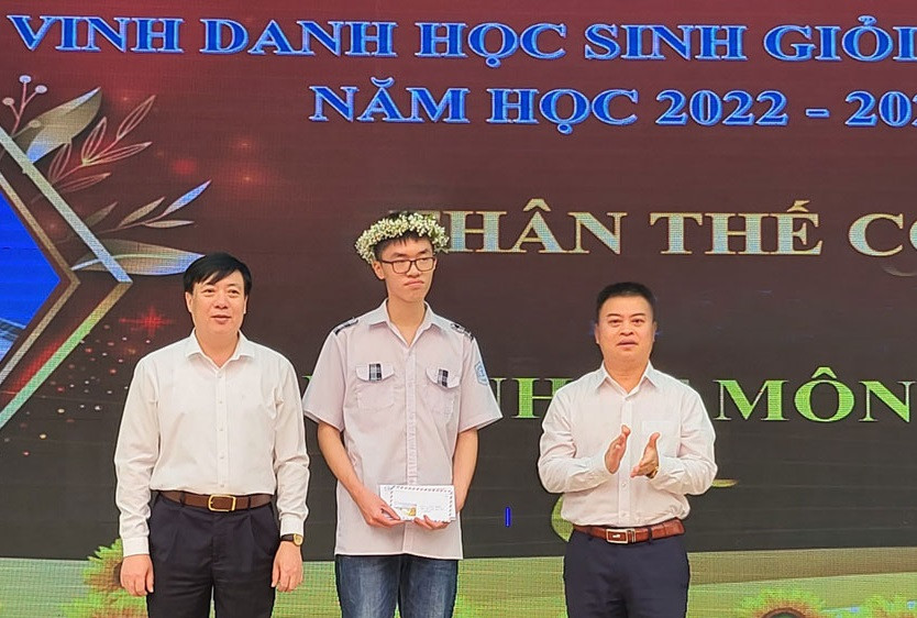 Phó Giám đốc Sở GD&amp;ĐT Bắc Giang Bạch Đăng Khoa (bên phải ngoài cùng) và thầy Trần Duy Phương - Hiệu trưởng Trường THPT Chuyên Bắc Giang trao thưởng cho em Thân Thế Công.