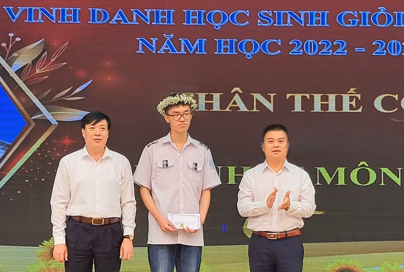 Phó Giám đốc Sở GD&amp;ĐT Bắc Giang Bạch Đăng Khoa (bên phải ngoài cùng) và thầy Trần Duy Phương - Hiệu trưởng Trường THPT Chuyên Bắc Giang trao thưởng cho em Thân Thế Công.