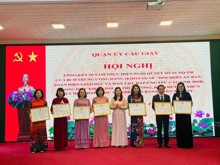 Quận ủy Cầu giấy khen thưởng các cá nhân tiêu biểu trong thực hiện Nghị quyết 29 - NQ/TW.