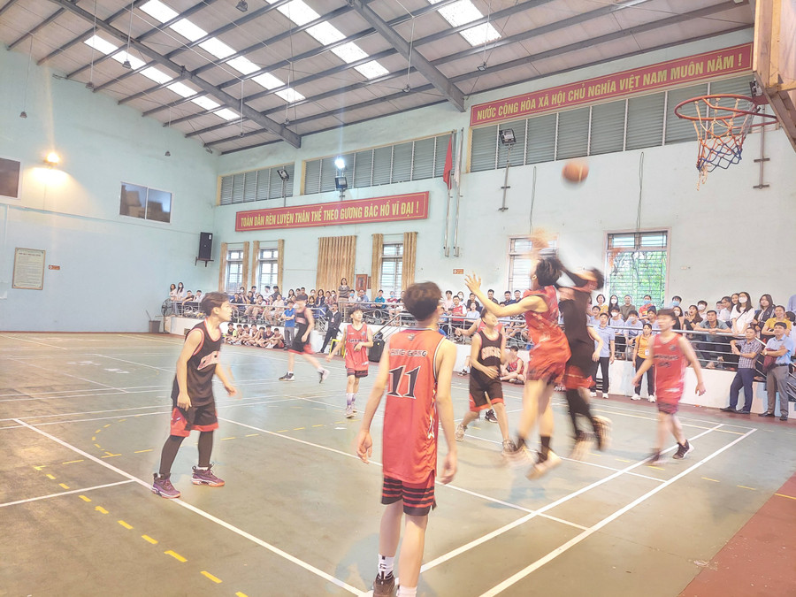 Môn Bóng rổ ngày càng thu hút nhiều học sinh tham gia tập luyện và thi đấu. Môn Bóng rổ ngày càng thu hút nhiều học sinh tham gia tập luyện và thi đấu.