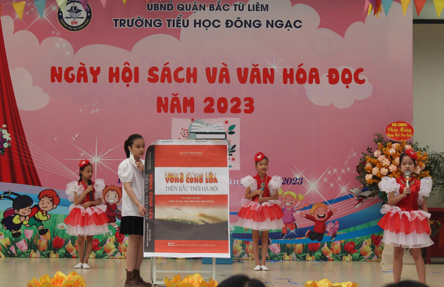 Học sinh khối 4 giới thiệu cuốn sách &quot;Vòng cung lửa trên bầu trời Hà Nội&quot;.