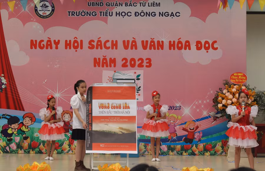 Học sinh khối 4 giới thiệu cuốn sách "Vòng cung lửa trên bầu trời Hà Nội".