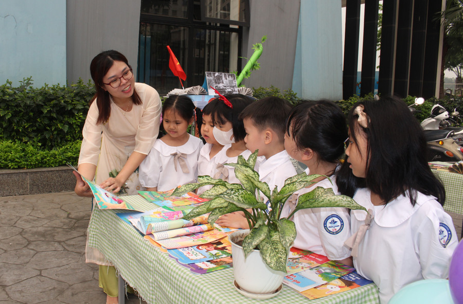 Cô Ngô Thị Thu Giang - chia sẻ lợi ích của việc đọc sách với học trò.