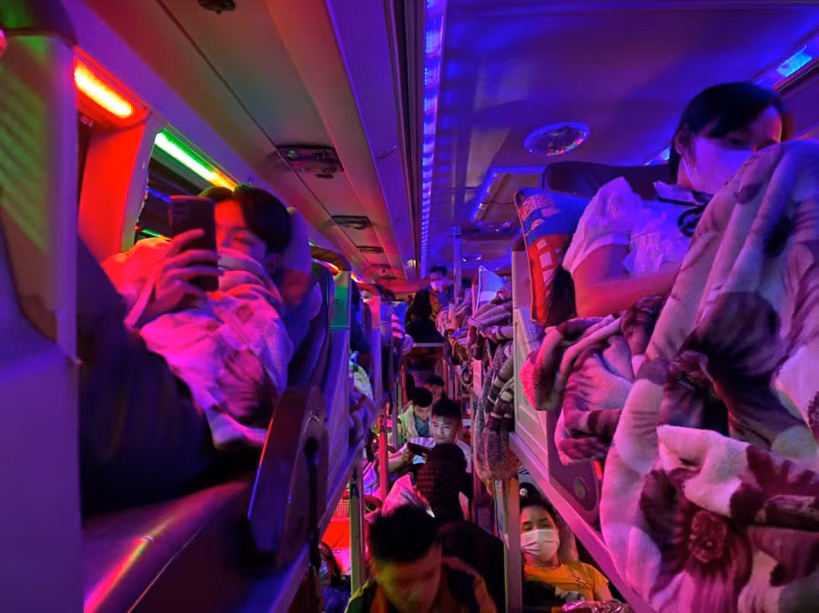 Hành khách nằm, ngồi la liệt trên sàn xe bên cạnh 2 dãy giường nằm.