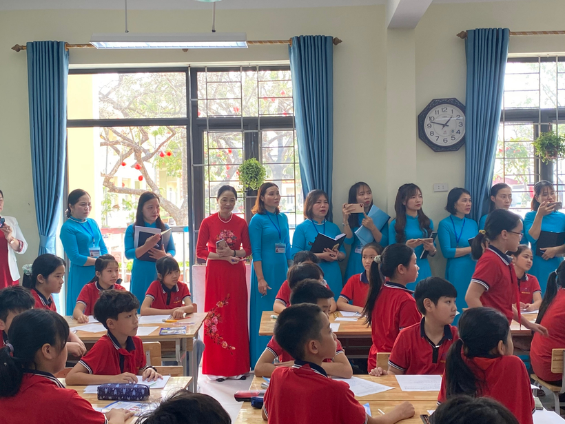 Một giờ sinh hoạt chuyên môn tại trường Tiểu học Bích Sơn (huyện Việt Yên) theo hướng nghiên cứu bài học. Một giờ sinh hoạt chuyên môn tại trường Tiểu học Bích Sơn (huyện Việt Yên) theo hướng nghiên cứu bài học.