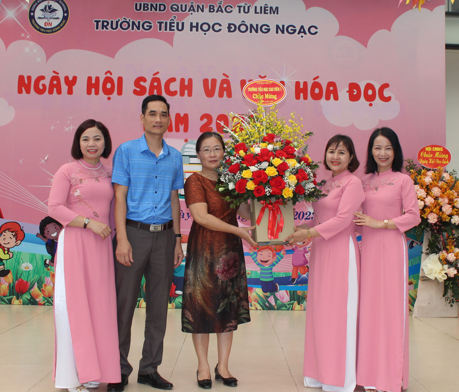 Ban giám hiệu trường Tiểu học Cao Viên 1 chúc mừng Ngày hội Sách và Văn hóa đọc năm 2023 của trường Tiểu học Đông Ngạc.