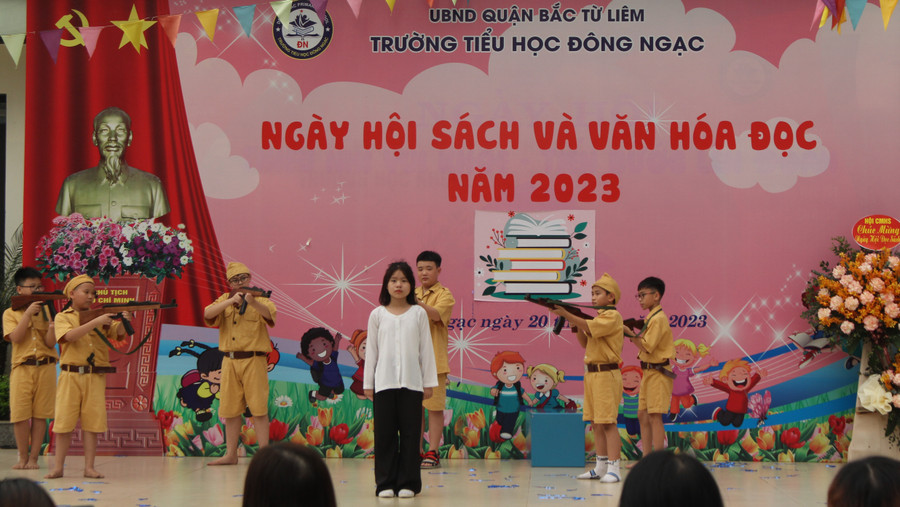 Tiểu phẩm giới thiệu cuốn sách &quot;Võ Thị Sáu, con người và huyền thoại&quot; của học sinh khối 5.