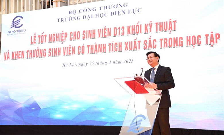 PGS.TS Đinh Văn Châu - Quyền Hiệu trưởng trường Đại học Điện lực chúc mừng sinh viên tốt nghiệp. PGS.TS Đinh Văn Châu - Quyền Hiệu trưởng trường Đại học Điện lực chúc mừng sinh viên tốt nghiệp.