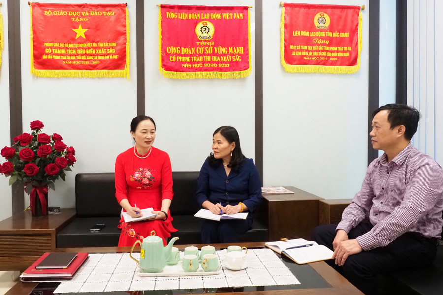 Lãnh đạo Phòng GDĐT trao đổi công tác chuyên môn. Lãnh đạo Phòng GDĐT trao đổi công tác chuyên môn.