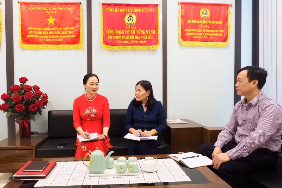 Lãnh đạo Phòng GDĐT trao đổi công tác chuyên môn.