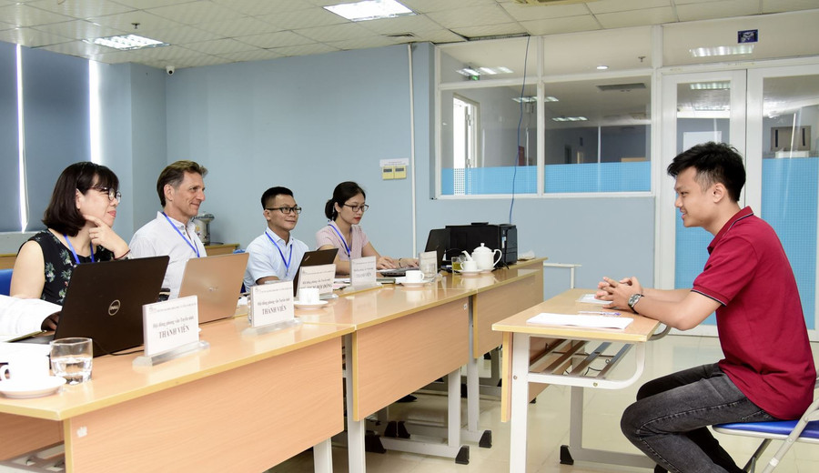 Thí sinh phỏng vấn trực tiếp tại trường Đại học Khoa học và Công nghệ Hà Nội. Ảnh: LV Thí sinh phỏng vấn trực tiếp tại trường Đại học Khoa học và Công nghệ Hà Nội. Ảnh: LV