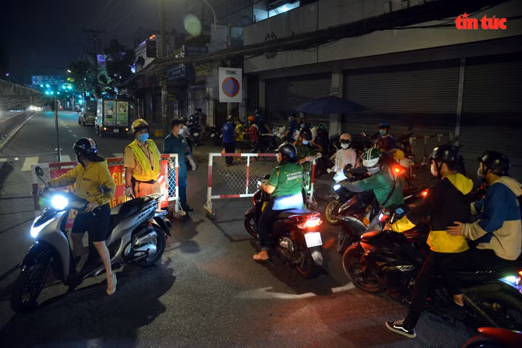 Ở hướng di chuyển vào quận Gò Vấp tại chốt cầu Chợ Cầu, người dân phải xuất trình giấy tờ tùy thân chứng minh là cư dân sinh sống trên địa bàn quận Gò Vấp hoặc là cán bộ, công chức, viên chức, công nhân viên các doanh nghiệp, cơ sở sản xuất, kinh doanh, dịch vụ được phép hoạt động theo Chỉ thị 16 và chỉ đạo của UBND Thành phố.