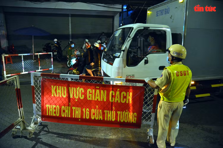 Sau khi xuất trình đầy đủ giấy tờ, lực lượng chức năng mở hàng rào hướng dẫn vào trong để khai báo y tế.