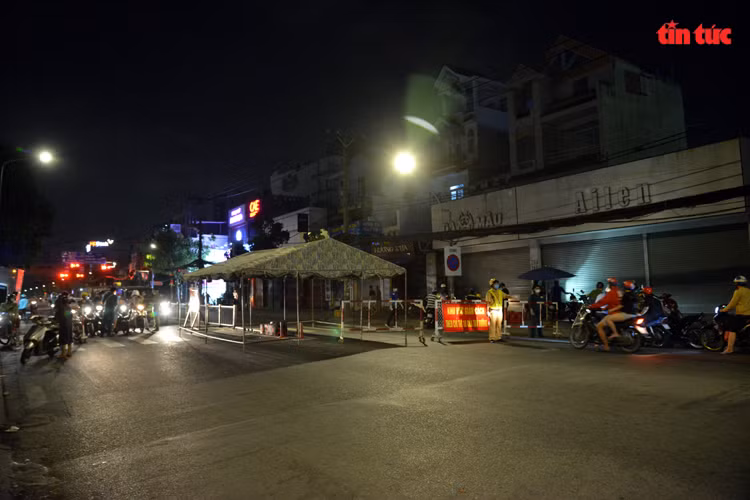 Chốt kiểm soát người và phương tiện tại cầu Chợ Cầu nằm trên đường Quang Trung.