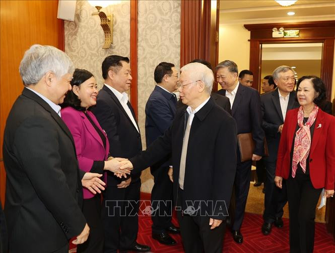 Tổng Bí thư, Chủ tịch nước Nguyễn Phú Trọng và các đồng chí trong Bộ Chính trị, Ban Bí thư đến dự phiên họp. Ảnh: Trí Dũng/TTXVN Chú thích ảnh