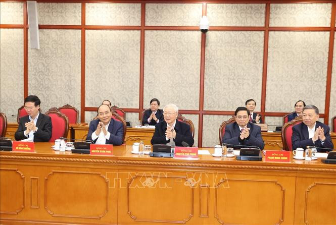 Tổng Bí thư, Chủ tịch nước Nguyễn Phú Trọng và các đồng chí trong Bộ Chính trị, Ban Bí thư tại phiên họp. Ảnh: Trí Dũng/TTXVN Chú thích ảnh
