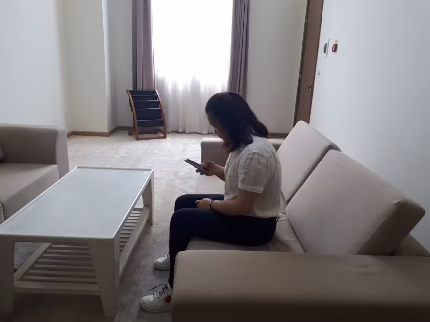 Trần Hà Bảo Phương thường lướt mạng để học trực tuyến. Ảnh: XM