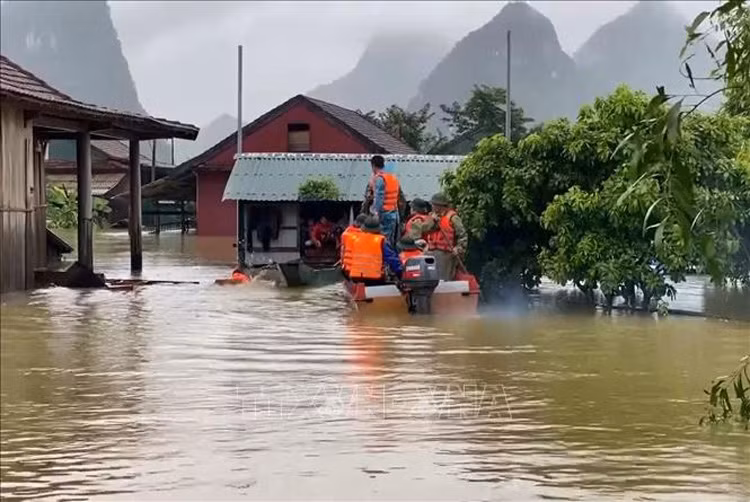 Hơn 95 nghìn ngôi nhà ở Quảng Bình bị lũ nhấn chìm. Ảnh: Đức Thọ/TTXVN.