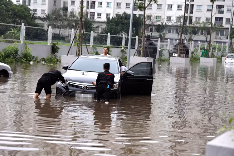 Chiếc xe này ngập gần lút bánh.