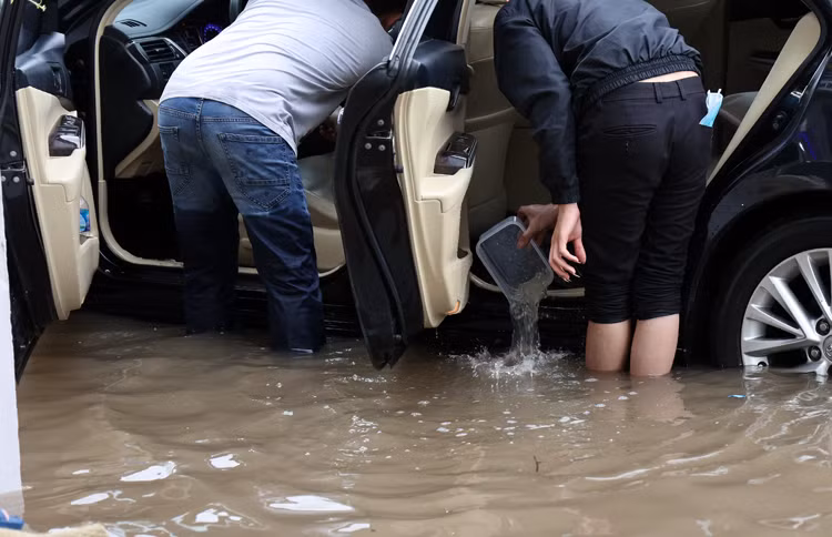Sau khi xe được kéo lên vị trí cao hơn, chủ phương tiện phải tát nước ở bên trong ra ngoài.